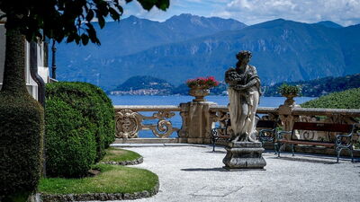 Jardines con vistas al lago de Como
