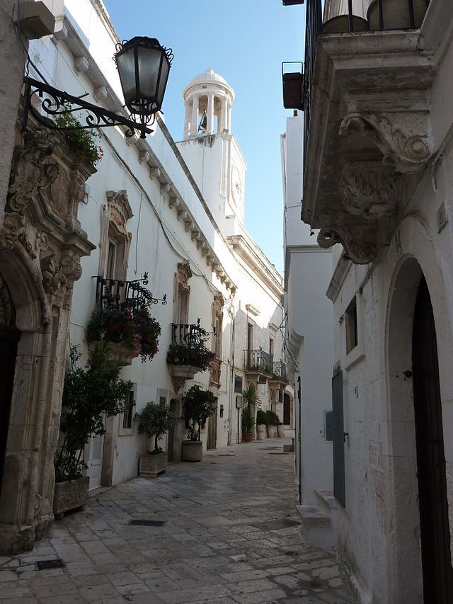 Calle estrecha en Locorotondo