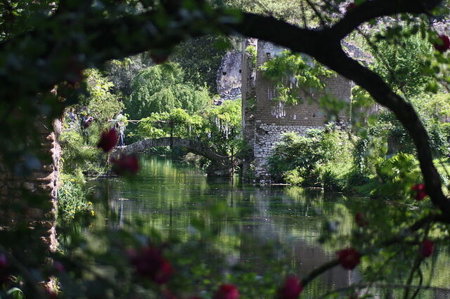 Vista a traves del agua en los Jardines de Ninfa