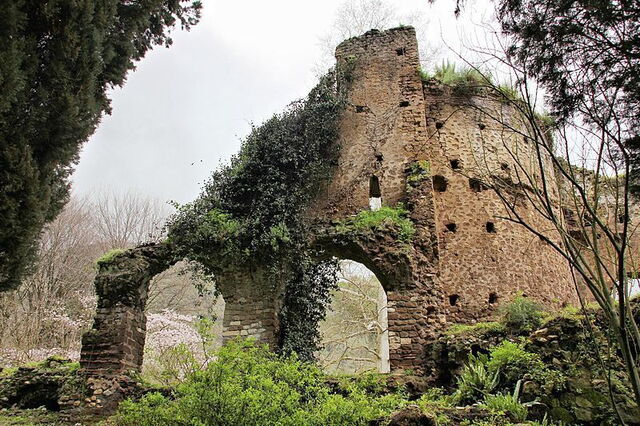Ruinas de la iglesia de Santa Maria Maggiore en Ninfa