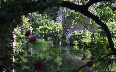 Vista a traves del agua en los Jardines de Ninfa
