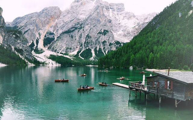 Un lago de montaña helado en Italia