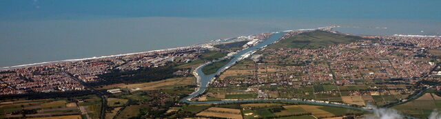 El río Tíber se encuentra con el mar