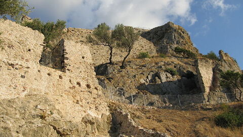 El castillo de Galtelli en lo alto de la montaña