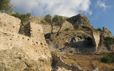 El castillo de Galtelli en lo alto de la montaña