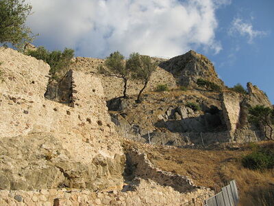 El castillo de Galtelli en lo alto de la montaña