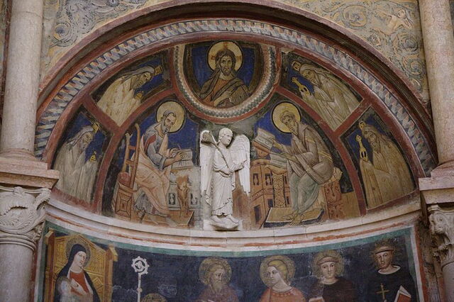 Frescos en el portal del Baptisterio de Parma