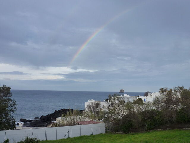 Strombolicchio y arco iris