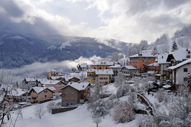 Vista de un pueblo en los Dolomitas