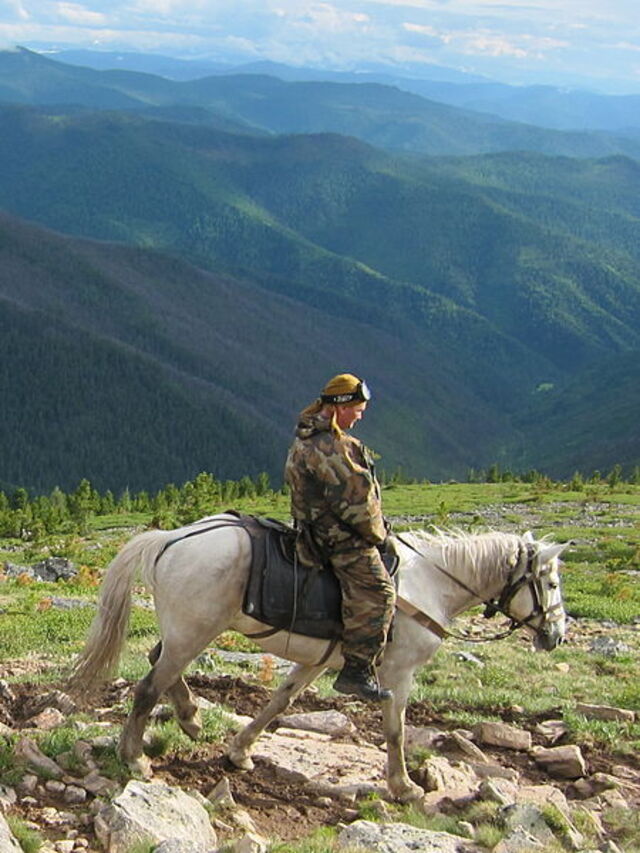 Montar a caballo en las montañas