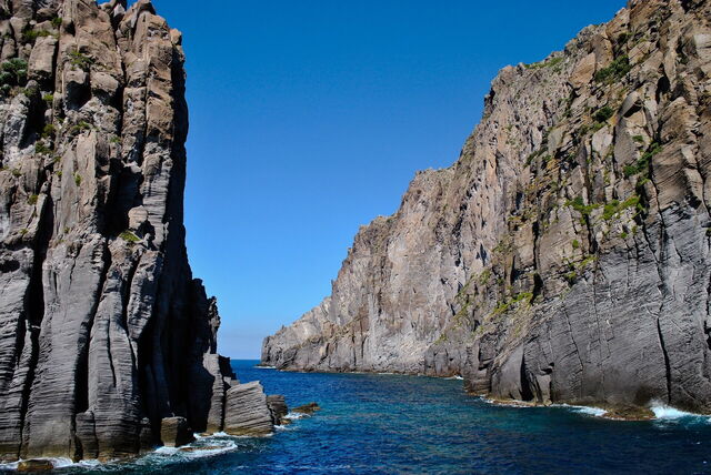 Formaciones rocosas en la costa de Panarea
