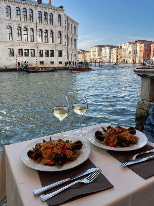 Comiendo en Venecia