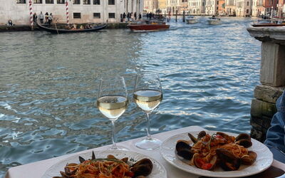 Comiendo en Venecia