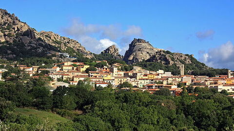 Ciudad de Aggius en Cerdeña