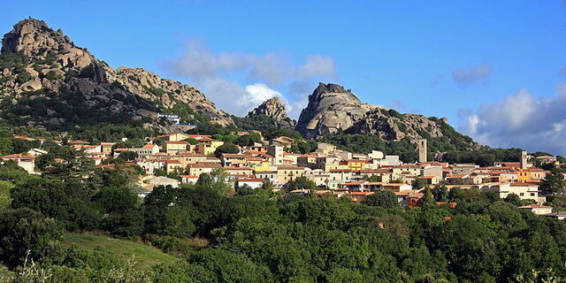 Ciudad de Aggius en Cerdeña