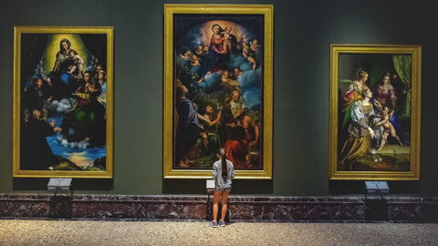 Un visitante disfruta de la Pinacoteca di Brera