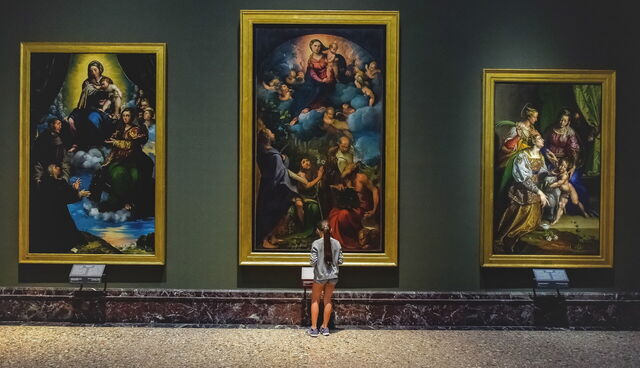 Un visitante disfruta de la Pinacoteca di Brera