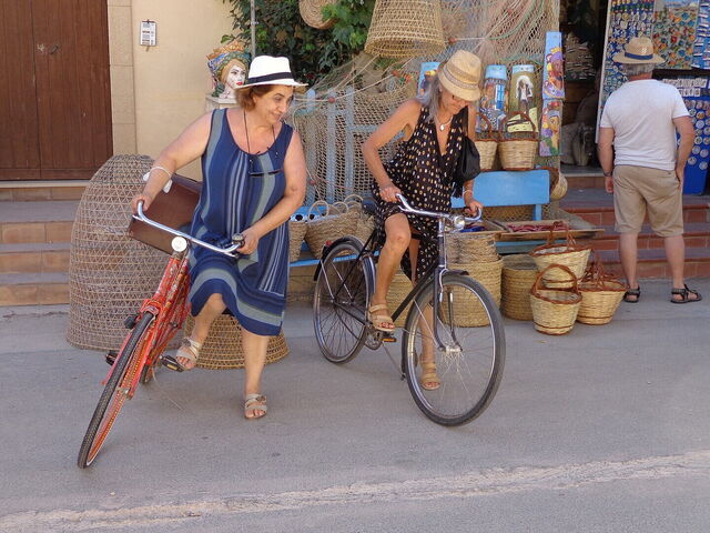 Mujeres en bicicleta en Marzamemi