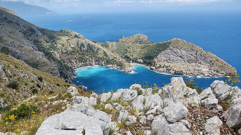 Punta Campanella, Bahía de Leranto