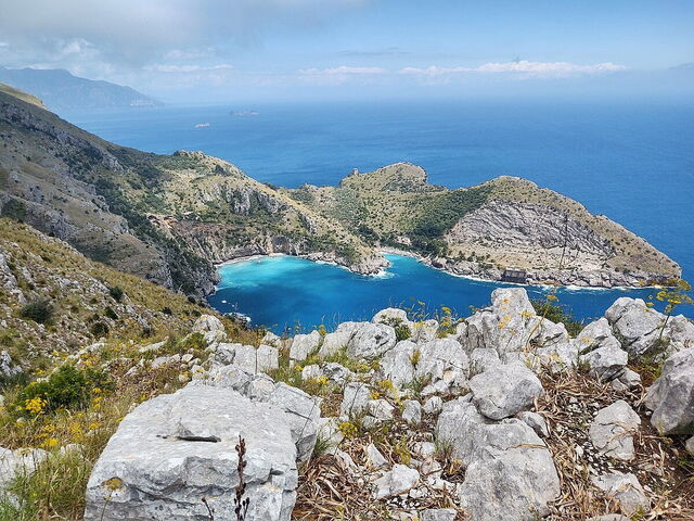 Punta Campanella, Bahía de Leranto