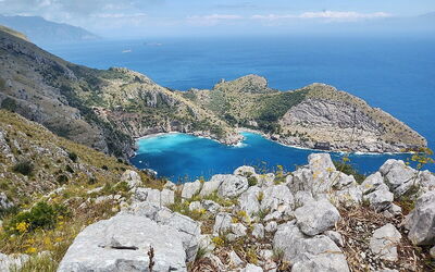 Punta Campanella, Bahía de Leranto