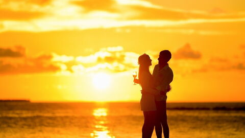 Una pareja en la playa
