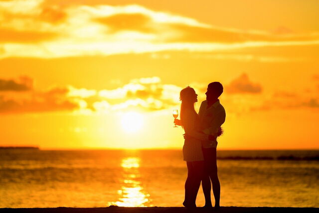 Una pareja en la playa