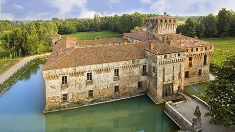 Vista del castillo de Padernello