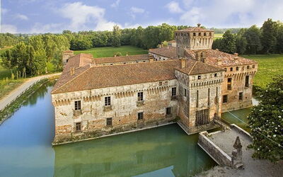 Vista del castillo de Padernello