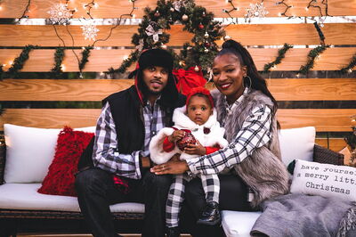 Una familia disfrutando de la Navidad juntos