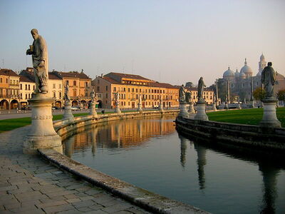 Vista del canal de Prato della valle en Padua