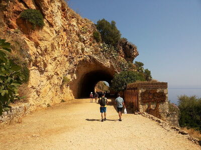 Túnel excavado en el acantilado de Lo Zingaro