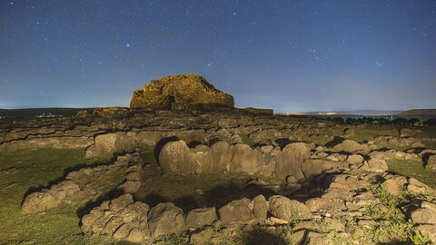 Su Nuraxi bajo las estrellas