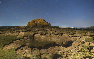 Su Nuraxi bajo las estrellas