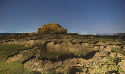 Su Nuraxi bajo las estrellas