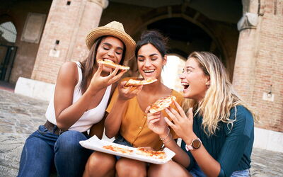 Disfrutando de la pizza en Roma