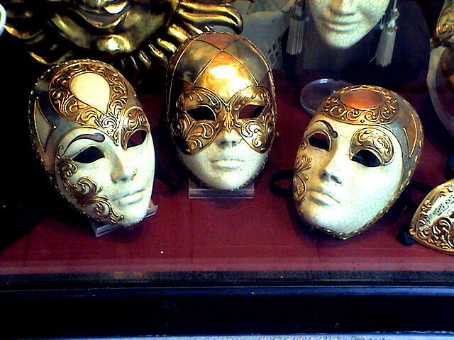Una colección de máscaras del carnaval de Venecia