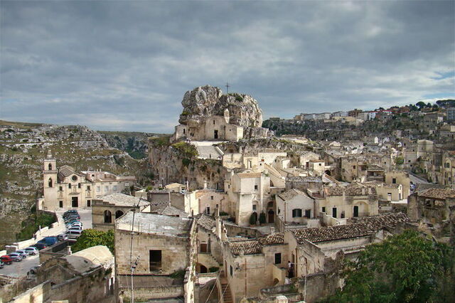 Iglesia rpestre de Matera a lo lejos