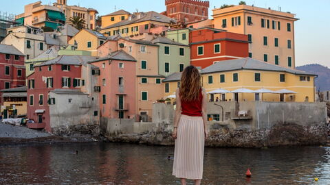 Una mujer disfrutando de las vistas de la Riviera italiana