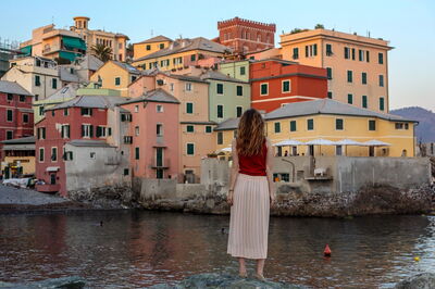 Una mujer disfrutando de las vistas de la Riviera italiana