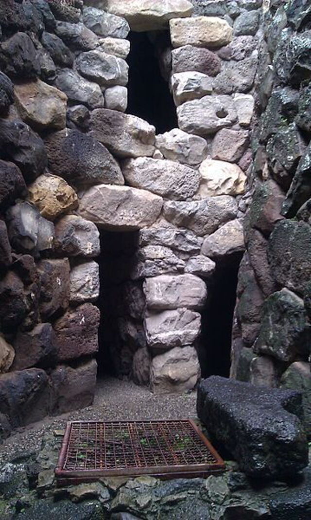 Dentro de un nuraghe típico