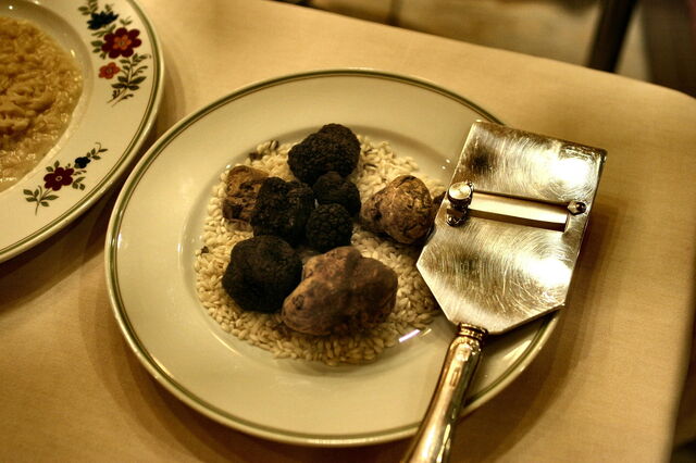 Trufas a la espera de ser ralladas sobre la comida