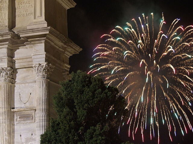 Arco de Trajano, fuegos artificiales