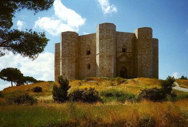 Castel Del Monte, Exterior