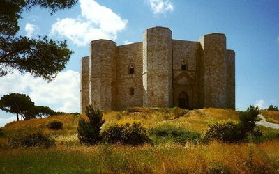 Castel Del Monte, Exterior