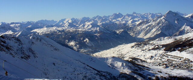 Montañas cubiertas de nieve en Piamonte