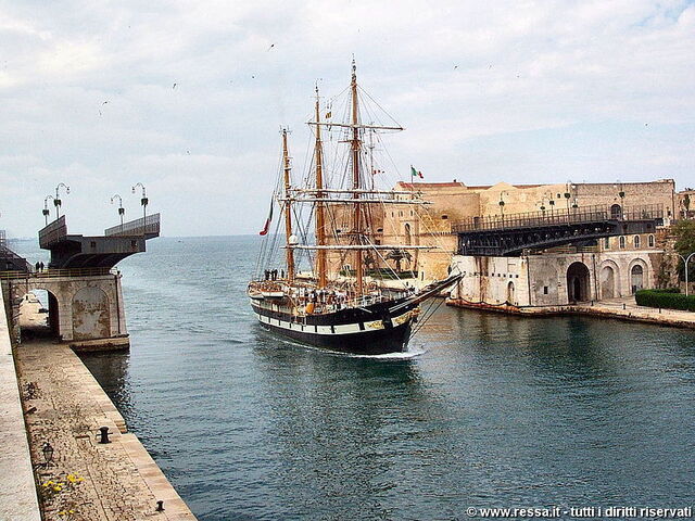 Famoso ouente colgante conectando dos partes de la ciudad de Taranto