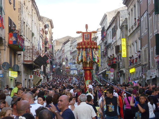 El festival de faradda di li candareri en Sassari