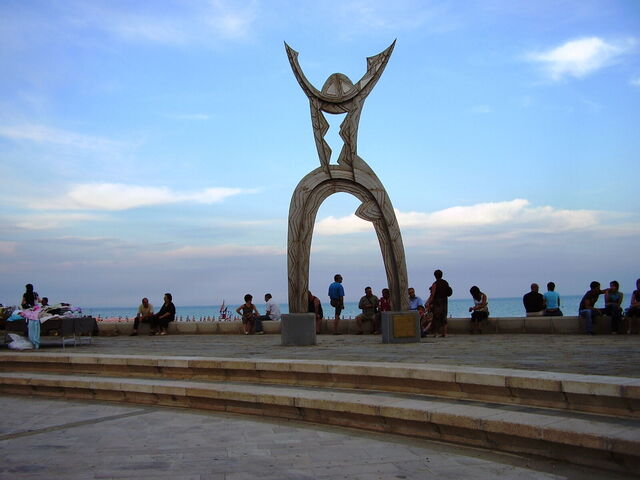 paseo por la playa metaponto