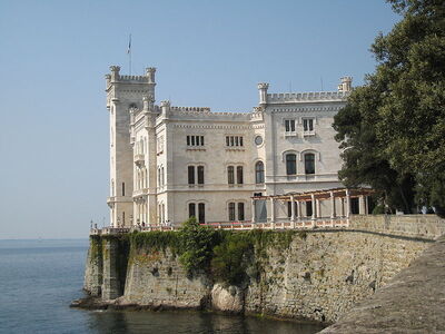 Vista del castillo MIramar en Trieste